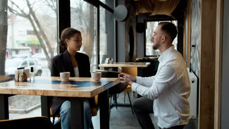 Mann-Macht-Im-Café-Einen-Heiratsantrag