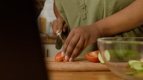 Couple-preparing-the-dinner