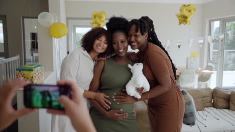 Pregnant-woman-with-friends