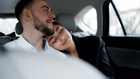 Pareja-Joven-En-Un-Vehículo