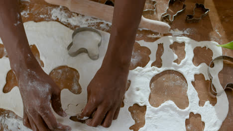 Couple-using-molds-with-the-dough