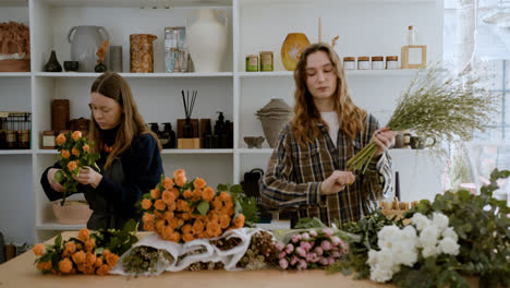 Floristas-Trabajando-En-La-Tienda