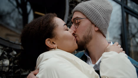 Pareja-Feliz-En-La-Calle