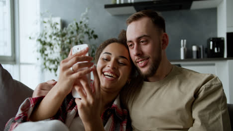 Pareja-Mirando-Fotos-En-La-Galería