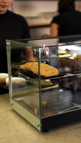 Camarera-Trabajando-En-Una-Cafetería