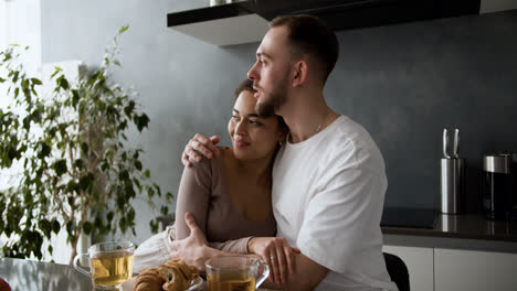 Pareja-Abrazándose-En-Casa