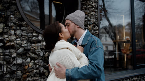 Pareja-Feliz-En-La-Calle