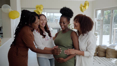 Pregnant-woman-with-friends