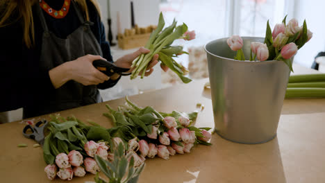 Florist-working-in-the-shop