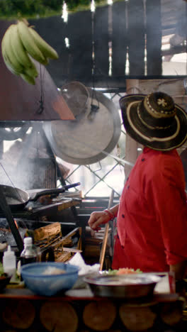 Hombre-Trabajando-En-Un-Restaurante-Latino