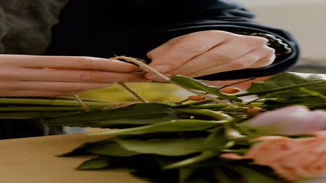 Florista-Trabajando-En-La-Tienda