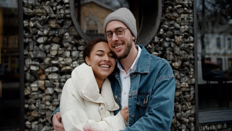 Pareja-Feliz-En-La-Calle