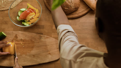 Couple-preparing-the-dinner