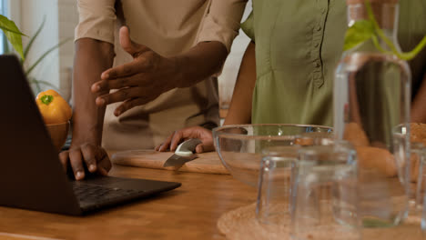 Couple-preparing-the-dinner