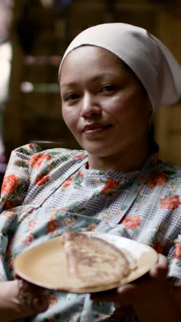 Mujer-Mostrando-Tortilla-En-Un-Plato