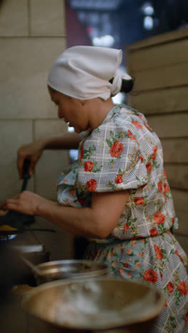 Mujer-Trabajando-En-Un-Restaurante-Latino