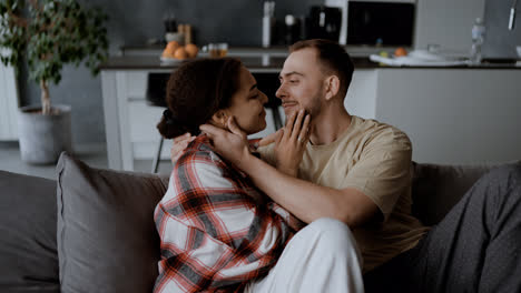 Pareja-Sentada-En-El-Sofa