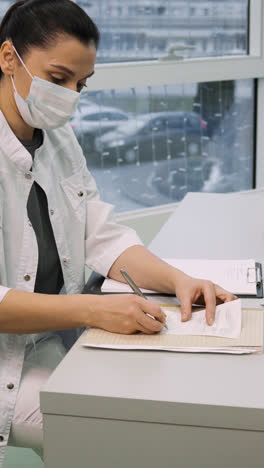 Doctor-writing-prescription-for-patient