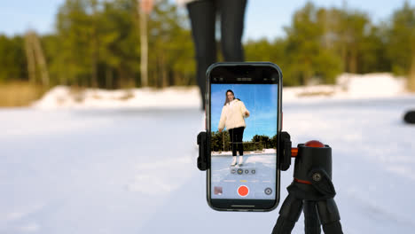 Mujer-Filmando-Un-Video-Para-Redes-Sociales