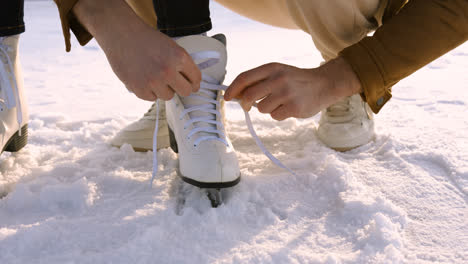 Young-couple-on-the-snow