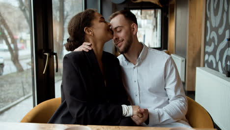 Paar-Posiert-In-Einem-Café