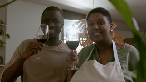 Couple-drinking-wine