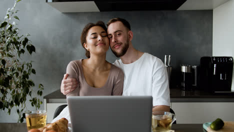 Feliz-Pareja-Posando-En-Casa