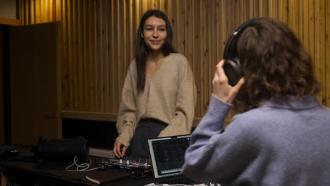 Gente-Trabajando-En-Un-Estudio-De-Música