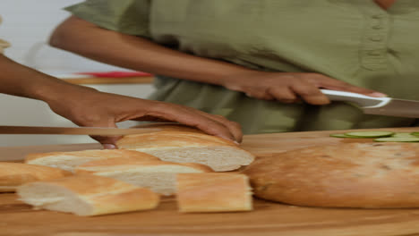 Pareja-Preparando-La-Cena