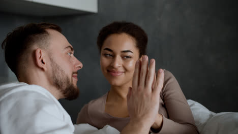 Hermosa-Pareja-Besándose-En-El-Dormitorio