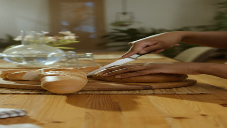 Person,-Die-Brot-Schneidet