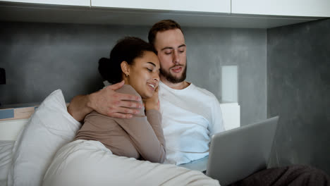 Encantadora-Pareja-Acostada-En-La-Cama