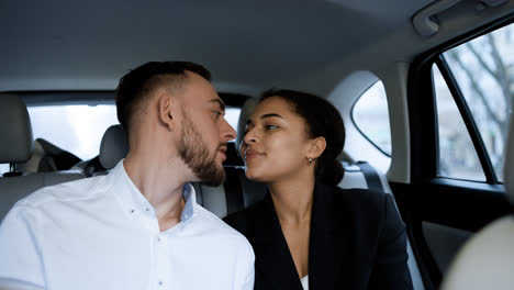 Pareja-Joven-En-Un-Vehículo