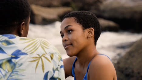 Pareja-Negra-Hablando-En-La-Playa