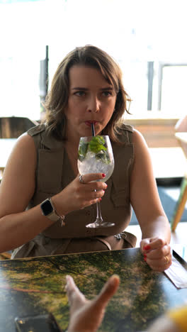 Latin-woman-with-friend-at-the-cafeteria