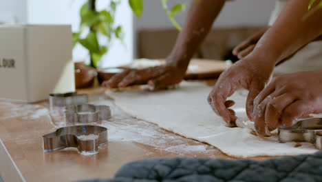 Hombre-Y-Mujer-Usando-Herramientas-De-Cocina