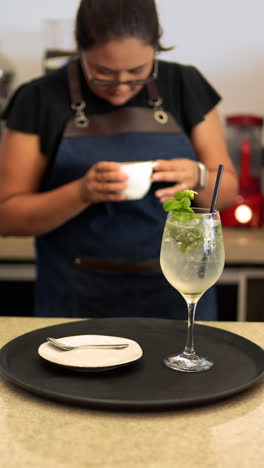 Camarera-Trabajando-En-Una-Cafetería