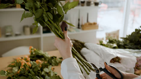 Florista-Trabajando-En-La-Tienda