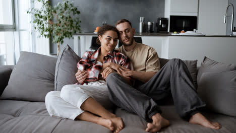 Couple-sitting-on-the-sofa