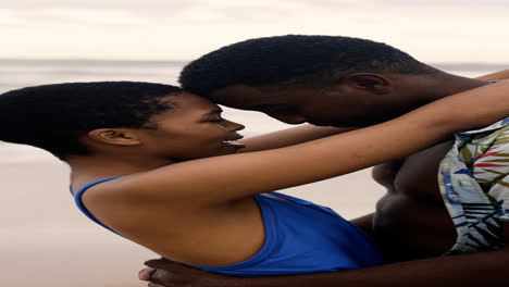 Pareja-Romantica-En-La-Playa