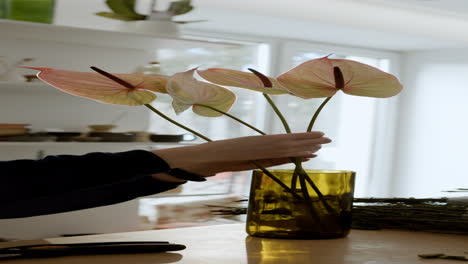 Florist-working-in-the-shop