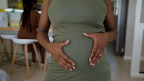 Mujer-Embarazada-Tocando-Su-Barriga