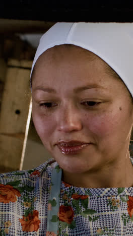 Mujer-Cocinando-En-El-Interior