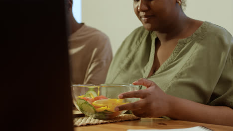 Leute-Die-Das-Abendessen-Vorbereiten