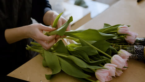 Florista-Trabajando-En-La-Tienda