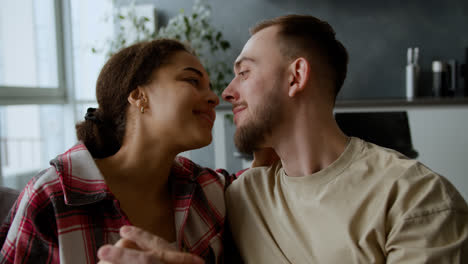 Pareja-Sentada-En-El-Sofa