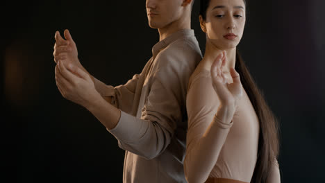 Hombre-Y-Mujer-Bailando-En-El-Estudio