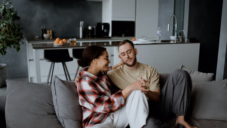 Pareja-Sentada-En-El-Sofa