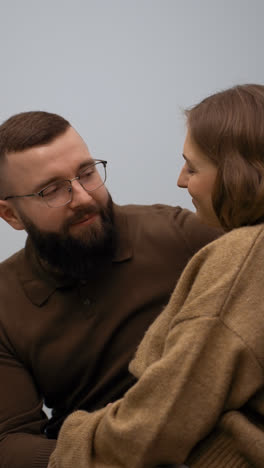 Encantadora-Pareja-En-La-Sala-De-Espera