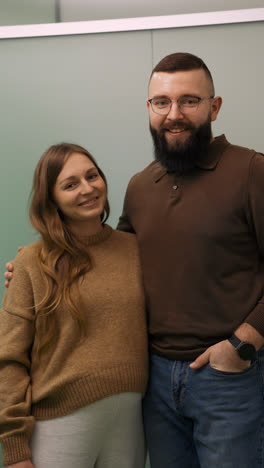 Pareja-Posando-En-El-Interior